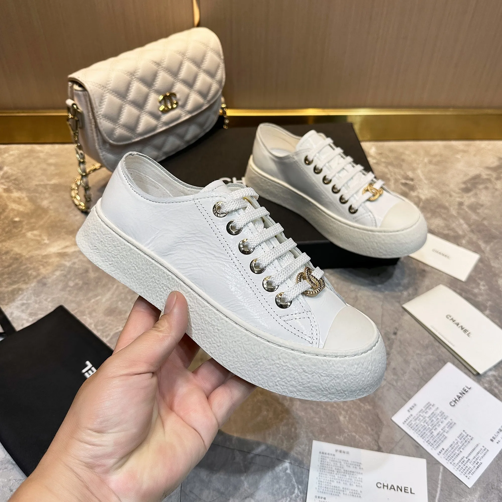 👟👟Ex-factory price 440👟👟 Chanel Chanel - 2024 counter top casual sports shoes This classic design; the upper is electro-embroidered with a variety of craftsmanship; the outsole is fashionable and sporty; it is extraordinary and incorporates a variety of color matching elements... The diversified mix and match is very good-looking and versatile, casual, fashionable, sports and outdoor can be taken into account... ꫛꫀꪝ Go➫ Material: ❶Upper made of: Original imported cowhide ❷Inside made of: original imported breathable sheepskin ❸Outsole based on: original TPU outsole Full set of boutique packaging for women 35–41